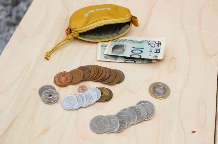 コインパース、紙幣、コインを並べてある