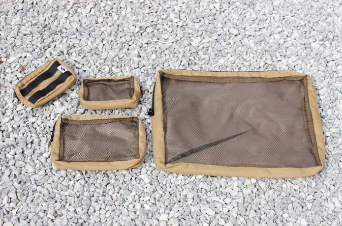 S、M、L3つのポーチを並べてある