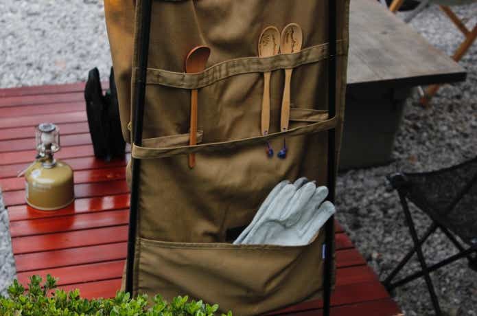 ランタンスタンドを2台使って、テーブルに引っ掛けている