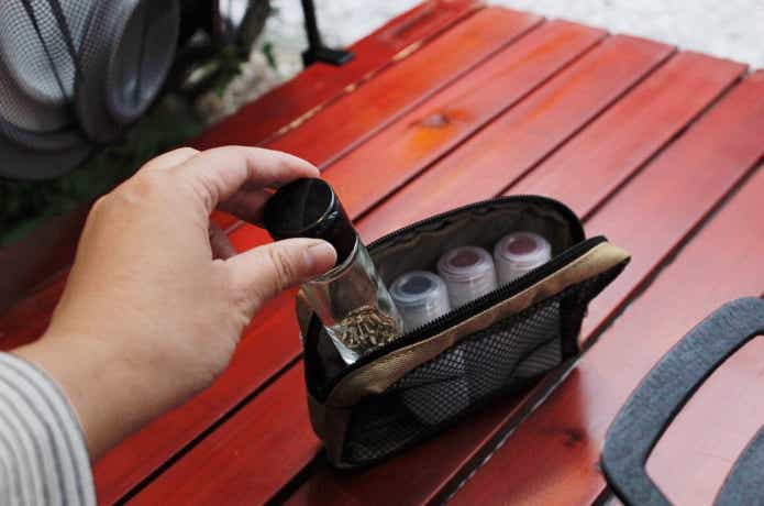 メッシュポーチSだけ取り外してテーブルに置いている