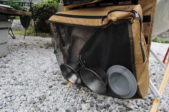 メッシュポーチLに洗った食器を入れてある