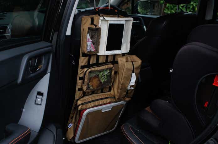 ユニットシステムシリーズをシートバックポケットにしている