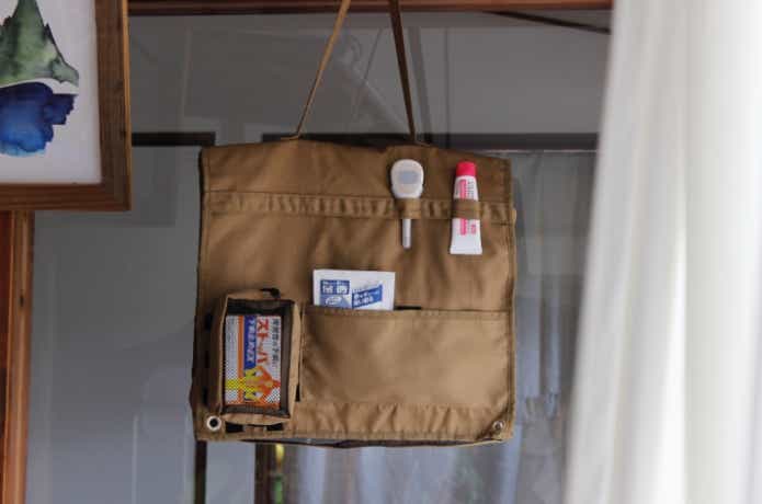 ユニットシステムシリーズに救急セットを入れて壁に吊るしている