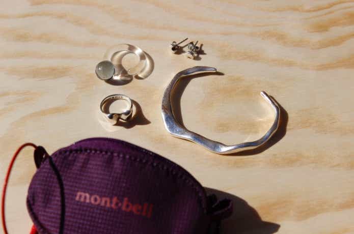 コインパースにアクセサリーを入れている