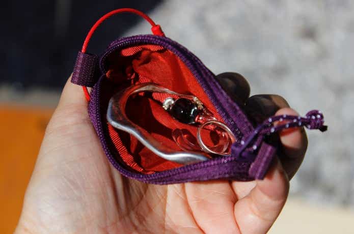 コインパースにアクセサリーを入れている