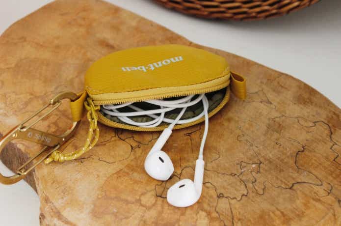 コインパースにイヤホンを入れている