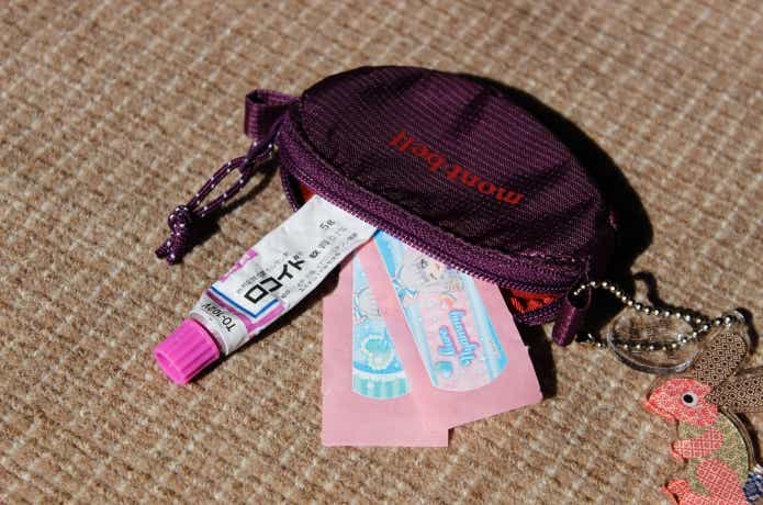 コインパースに絆創膏、クリームを入れている