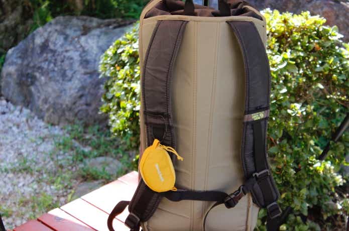 コインパースをリュックにショルダーベルトにつけている