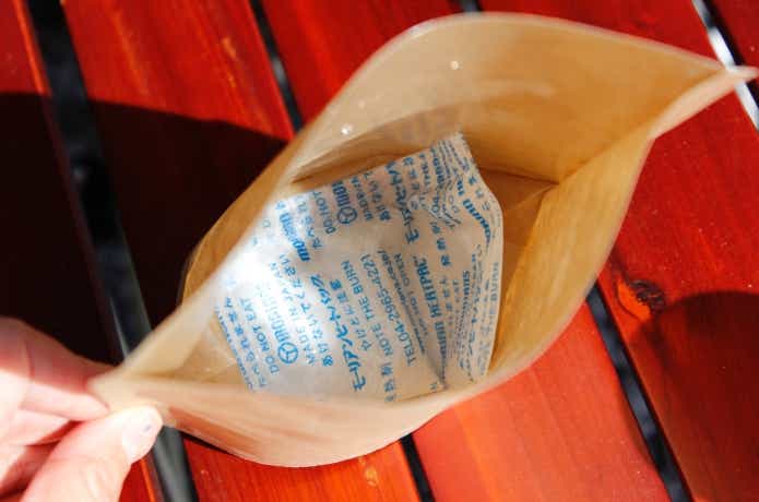 加熱袋に水を注いである