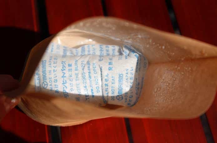 中身の発熱剤が膨張している