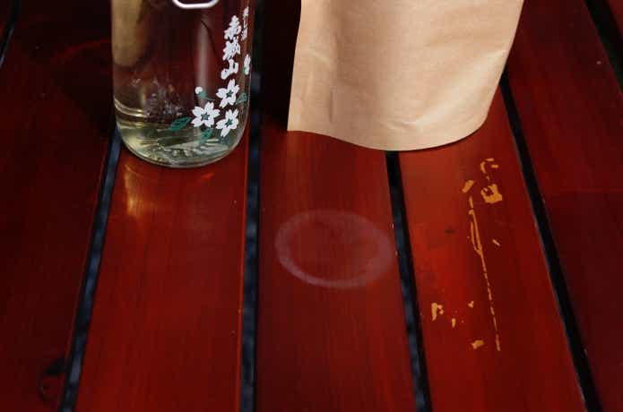 テーブルについた白い跡