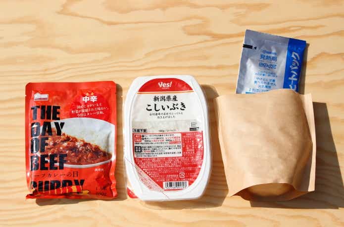 携帯おかん器、レトルトカレー、パックごはん