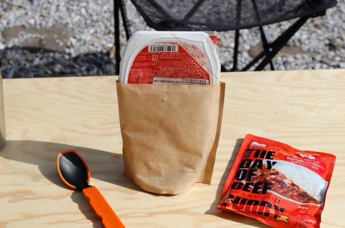 携帯おかん器にパックご飯を入れてある