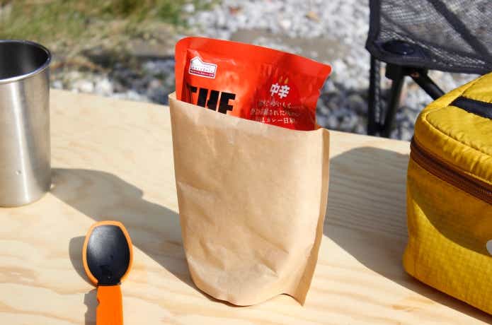 携帯おかん器にレトルトカレーを入れてある