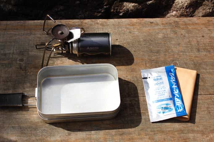バーナー、ガス缶、クッカーと携帯おかん器