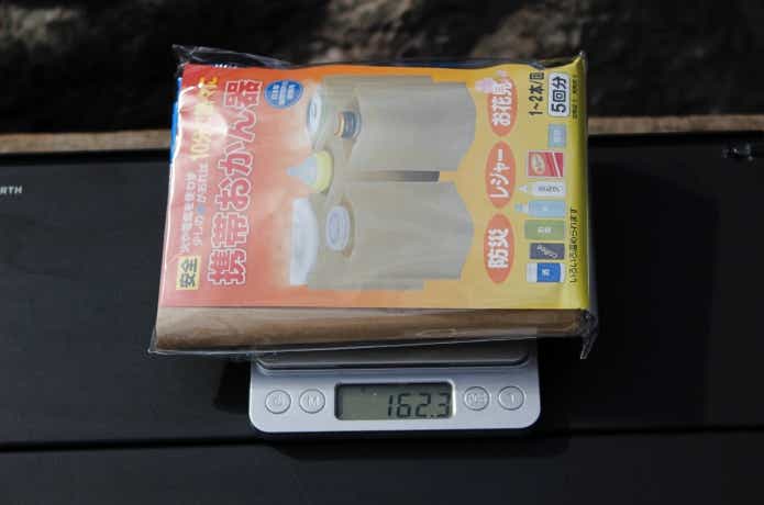 携帯おかん器の重さを計っている