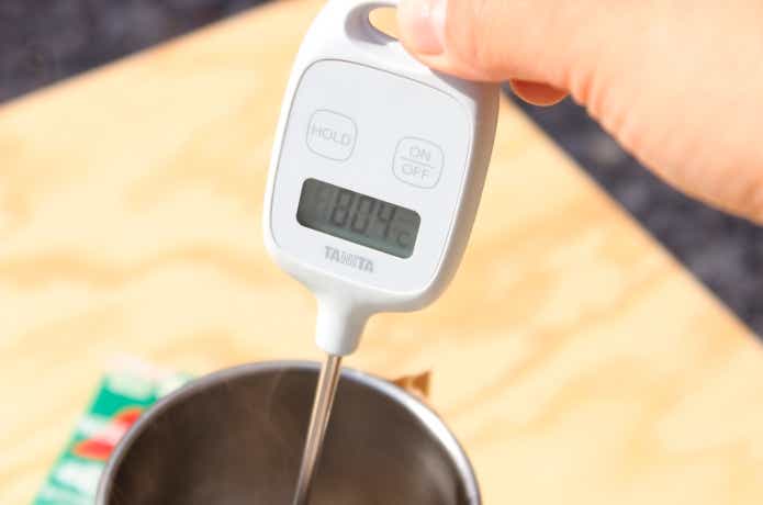 沸かしたお湯の温度を計っている