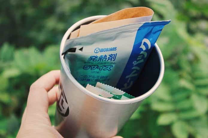 カップに携帯おかん器とインスタントコーヒーが入っている