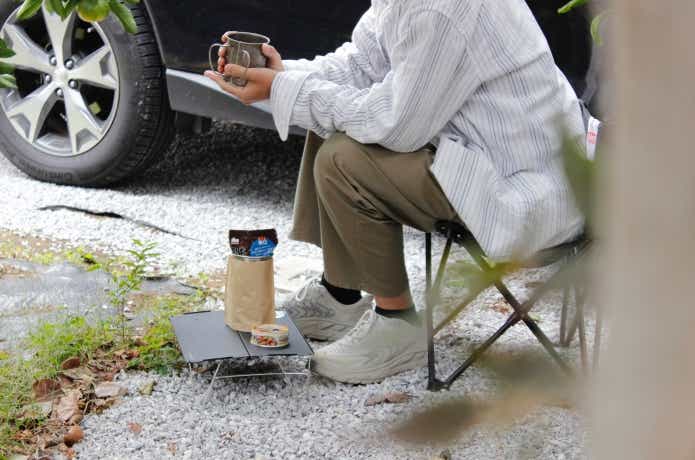 携帯おかん器を車の前で使っている
