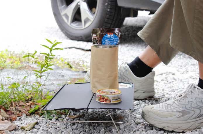 携帯おかん器を車の前で使っている