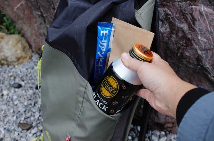 1回分の携帯おかん器と缶コーヒーをバックパックのポケットに入れてある