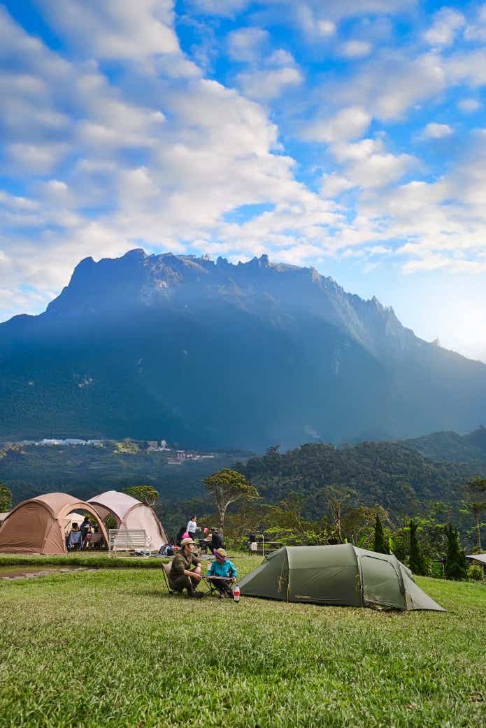 キナバル山を観ながらキャンプが楽しめる