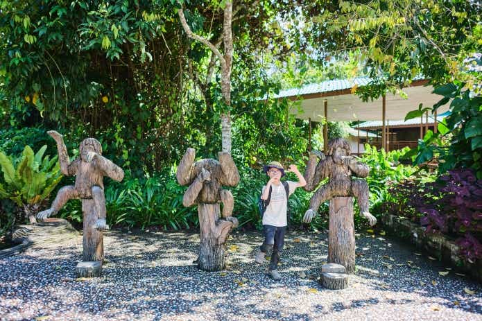 入り口にあるオランウータンの木像
