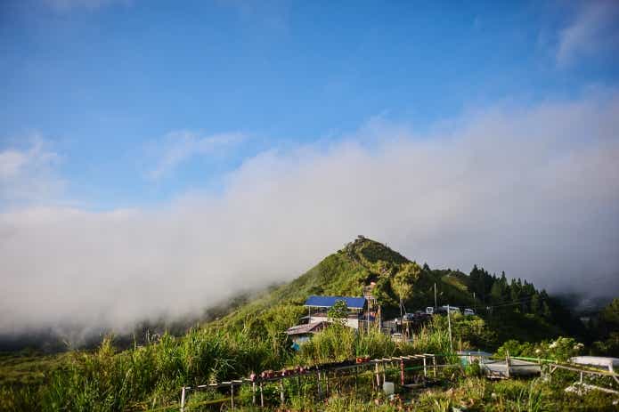 キャンプサイトの近くにある丘からはキナバル山を眺めることができる