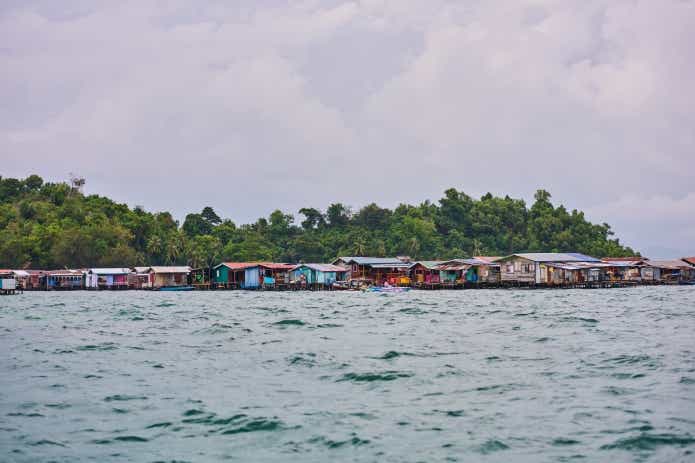 チャーター船から見えた海の上で暮らす人々の家