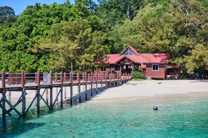 サピ島の玄関口、青い海が眩しい