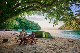 日中は観光客でいっぱいだが夕方以降はほぼ無人島になる