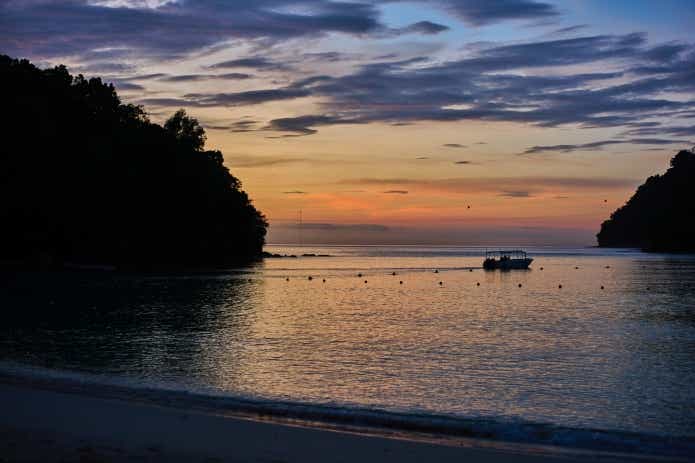 テントから見える美しい南国の夕景