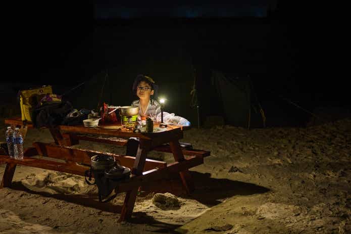 ビーチには椅子と机もあるのでそこで食事を作って食べる