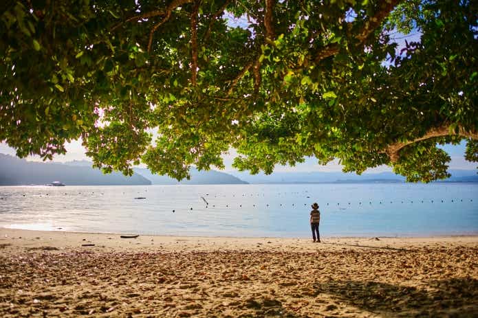 早朝誰もいないビーチで散歩をする