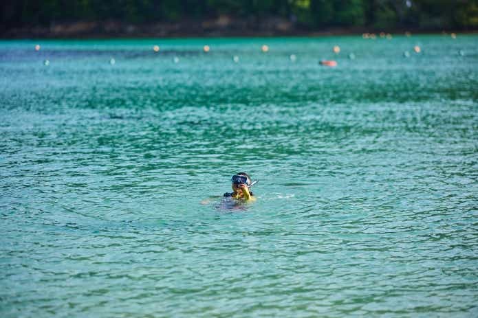 朝も2人で目の前のビーチでシュノーケリングを楽しんだ