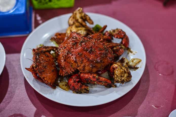 カニのスパイス炒めは1200円程度で食べる事ができる