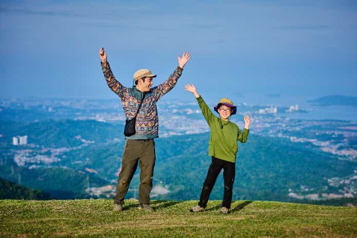コタキナバルの街並みを背景に記念写真