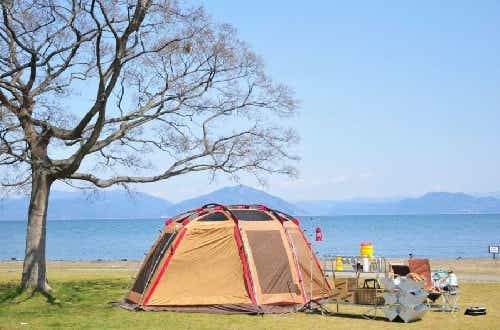 琵琶湖湖畔のキャンプ場。車乗り入れ可能なフリーサイト