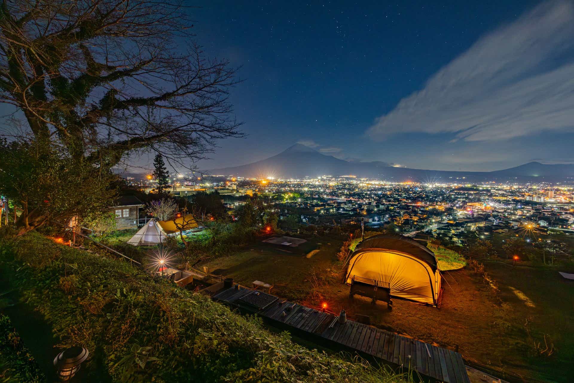 富士山と夜景を両方楽しめる。市街地へのアクセスも良好