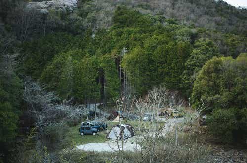 ソロ専用サイトあり。森と川に囲まれた自然豊かなキャンプ場