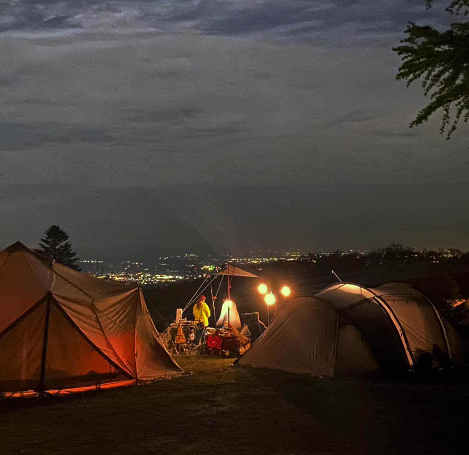 夜景や星空を満喫できるキャンプ場。清潔感があり、快適に滞在可能