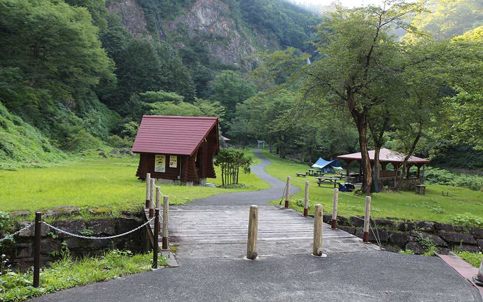 滝のマイナスイオンに癒される。水遊びも楽しめる