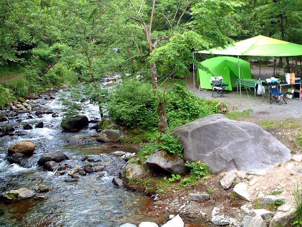 清流沿いの落ち着いたキャンプ場。ソロでも子連れでも楽しめる