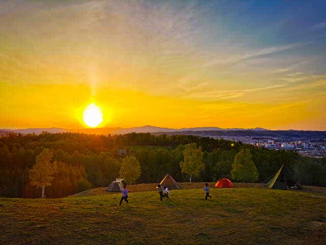 雲海や夜景を楽しめる。設備も充実