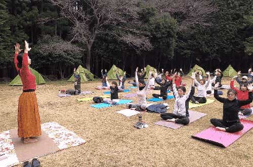 キャンプ×ローカルフィットネスを楽しめる。ソロ・デュオ専用サイトあり