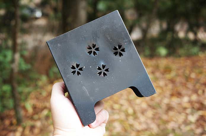 手に持ったマイクロストーブコンロ