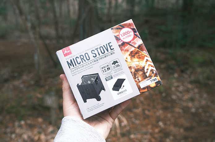 手に持ったマイクロストーブコンロのパッケージ