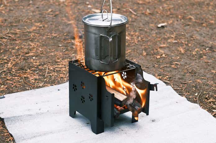 クッカーが置かれたマイクロストーブコンロ