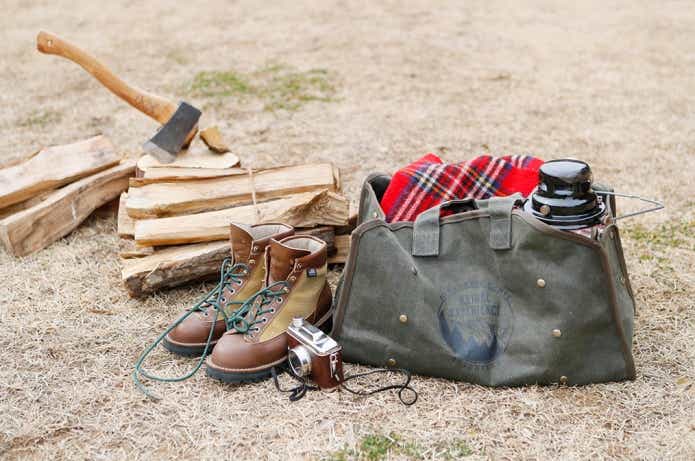 薪と一緒に置かれた薪バッグ