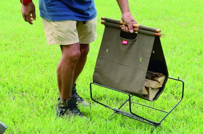 薪バッグを持っている男性